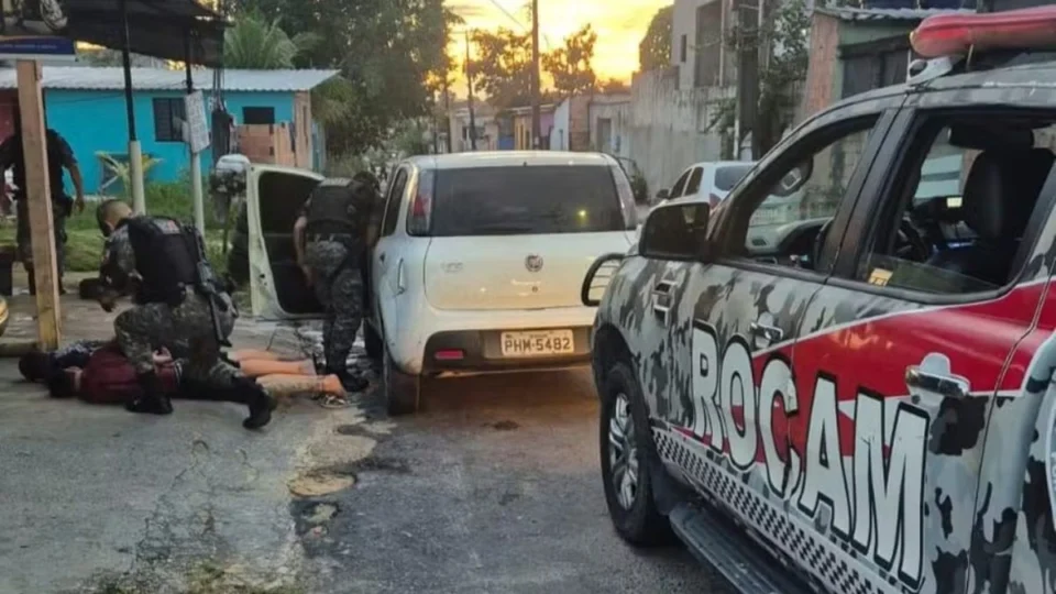 Trio é preso logo após arrastão com arma falsa e celulares roubados em Manaus