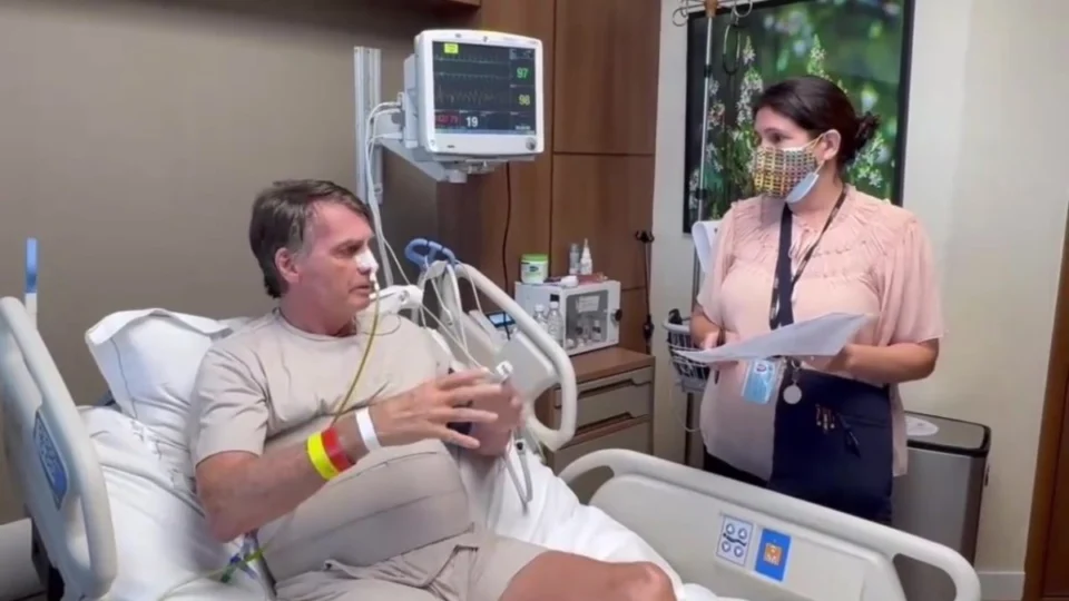 Bolsonaro se irrita ao ser intimado por oficial do STF em UTI de hospital; veja vídeo