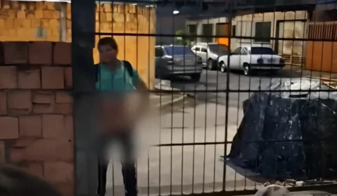 VÍDEO: Homem é flagrado tocando nas partes íntimas em frente de crianças em Manaus