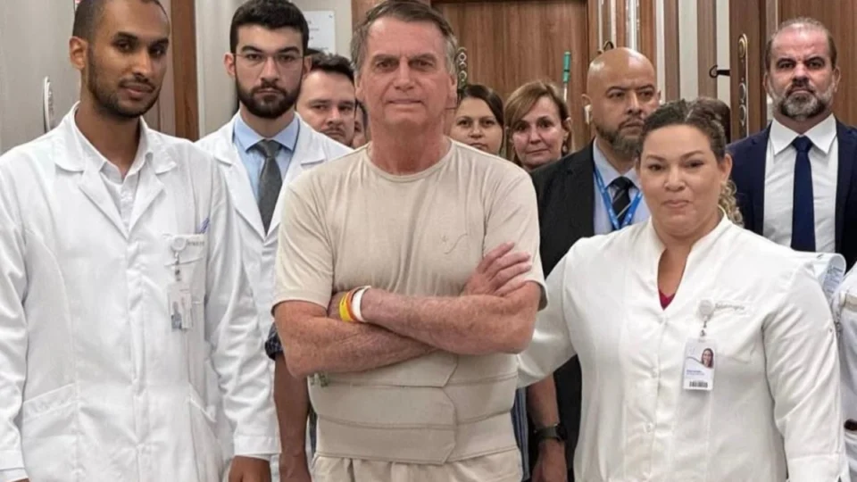 Após alta, Bolsonaro se diz renovado e reforça imagem de ‘mito’ nas redes