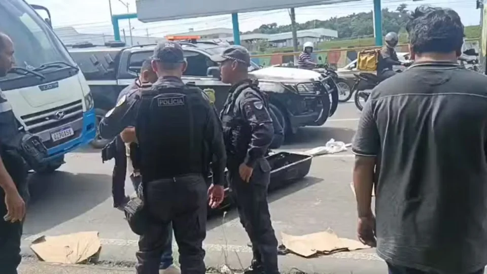 VÍDEO: carro bate em moto e vítimas são arremessadas para debaixo de micro-ônibus em Manaus