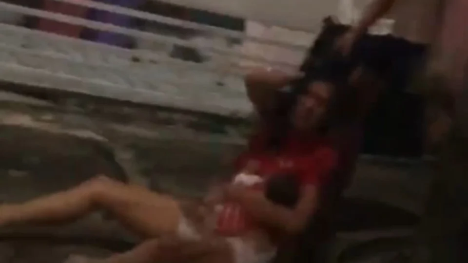 VÍDEO: mulher é arrastada pelos cabelos com bebê no colo em Manaus; cena gera revolta nas redes