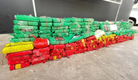Mais de 150 kg de cocaína são apreendidos em embarcação no AM; quatro homens são presos