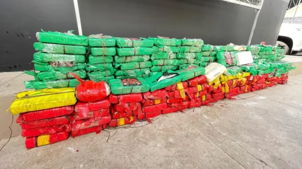 Mais de 150 kg de cocaína são apreendidos em embarcação no AM; quatro homens são presos