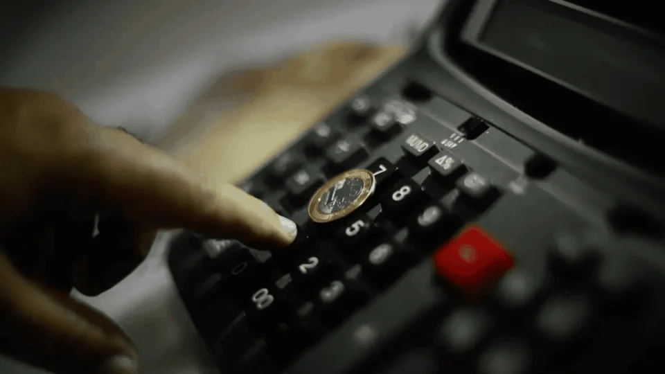 Reajuste de 27% para servidores federais deve custar R$ 737 bilhões até 2027, diz MGI