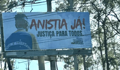 Bolsonaristas lançam outdoor por anistia em Brasília e preparam ato nesta quarta-feira (7)