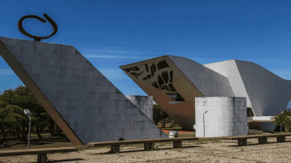 Amor à Pátria: casal tem relação sexual em monumento de Brasília diante do STF