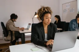 Legende vídeos e transcreva podcasts para garantir sua renda extra