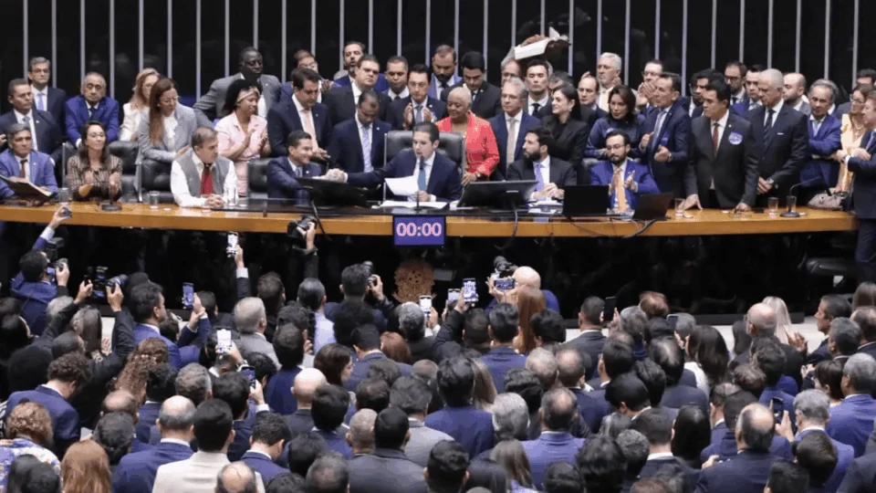 Onda de projetos une oposição e base em reação às fraudes no INSS