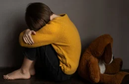 Mãe flagra padrasto abusando de filho autista de 12 anos em Manaus: ‘Encontrou ele despido’