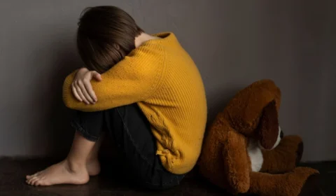 Mãe flagra padrasto abusando de filho autista de 12 anos em Manaus: ‘Encontrou ele despido’