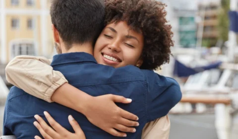 Dia Nacional do Abraço: por que faz bem abraçar?