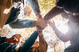 Dia da Fraternidade (13/5): veja frases para enviar hoje