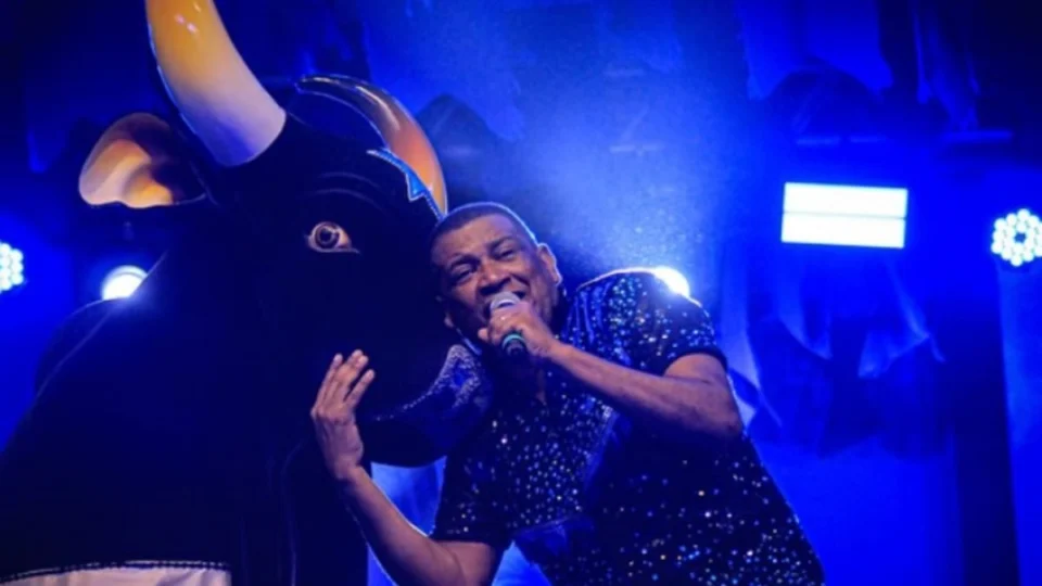 Quem é Edilson Santana? Cantor do Boi Caprichoso é uma das atrações do Norte Bumbás 2025