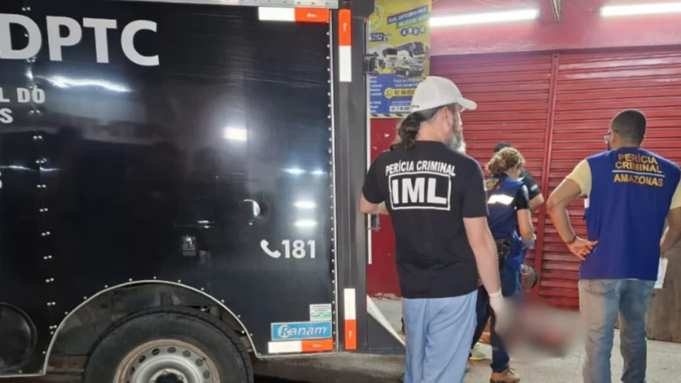 Homem é morto com vários tiros na cabeça no Parque São Pedro, em Manaus; veja vídeo