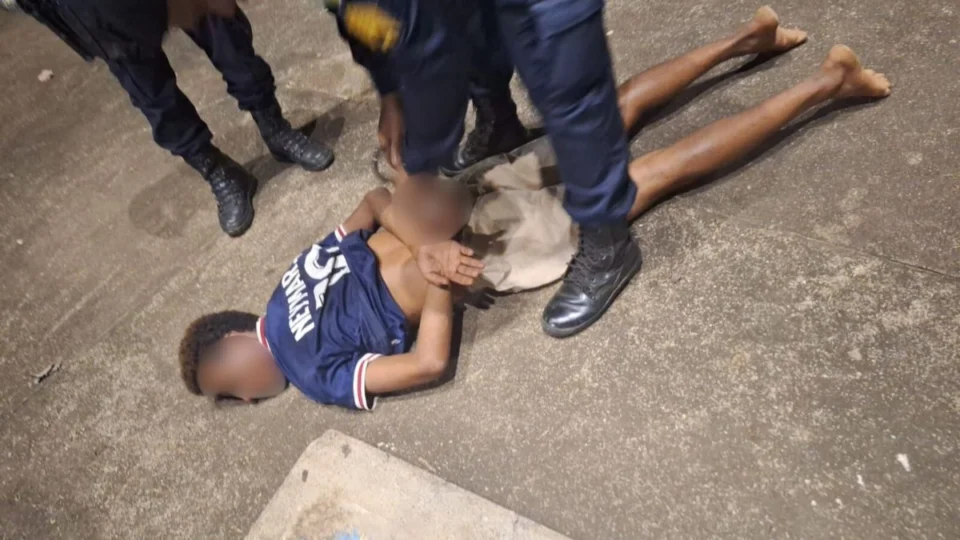 Homem é preso em flagrante destruindo praça na zona sul de Porto Velho; veja vídeo