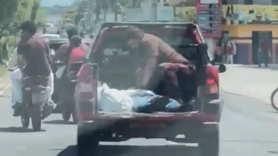 VÍDEO: homem tenta salvar idoso atropelado em cima de carroceria de picape em Manacapuru