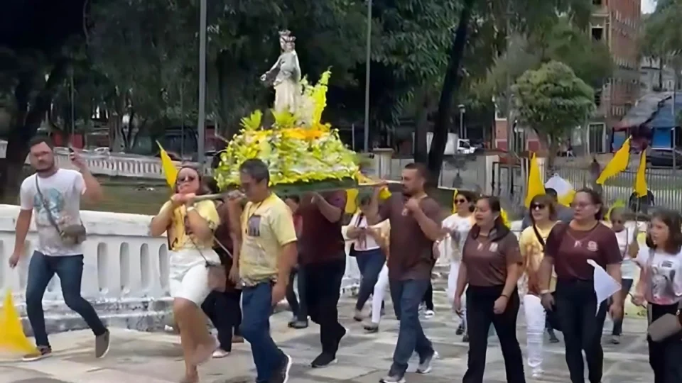 Imagem de Nossa Senhora do Carmo chega a Manaus para peregrinação; confira programação