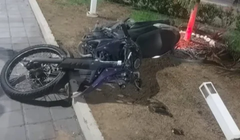 Jovem morre ao perder controle de moto e colidir contra poste de energia em Manaus