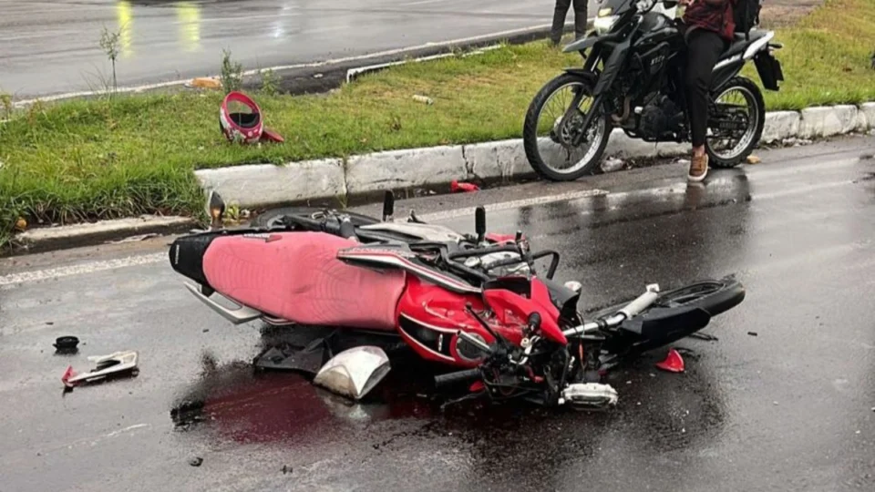 Motociclista morre ao bater em caminhão na TO-455; vítima aguarda identificação