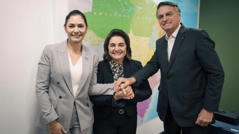 Maria do Carmo recebe apoio de Bolsonaro para governo do Amazonas; entenda possíveis impactos