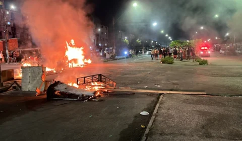 ‘Chegaram atirando’: moradores do Viver Melhor realizam manifestação após ação policial em Manaus