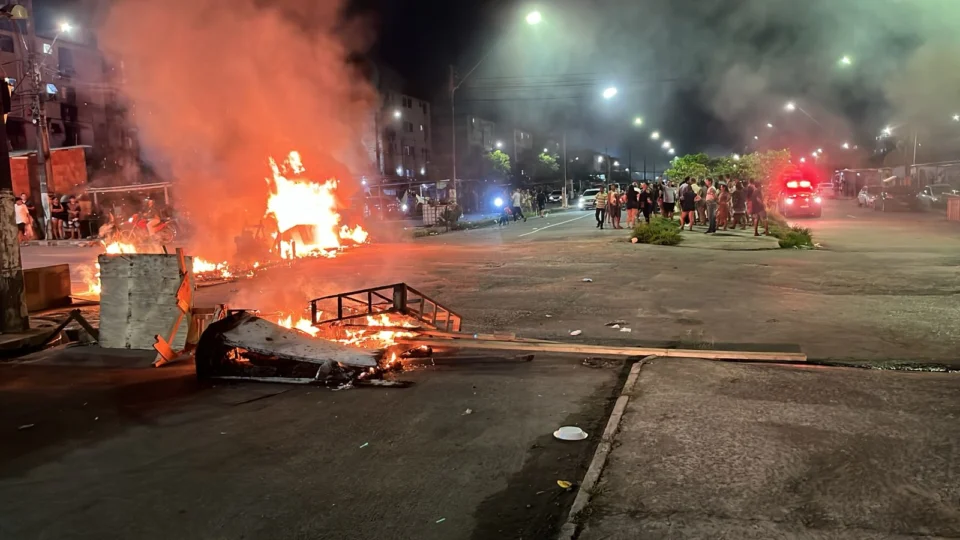 ‘Chegaram atirando’: moradores do Viver Melhor realizam manifestação após ação policial em Manaus