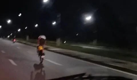 Motociclista é flagrado pilotando moto em pé e sem capacete em Manaus; veja vídeo