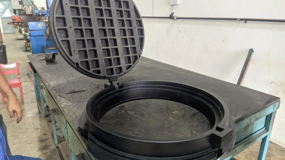 Tampas de bueiros devem ser substituídas por plástico para evitar furtos em Manaus