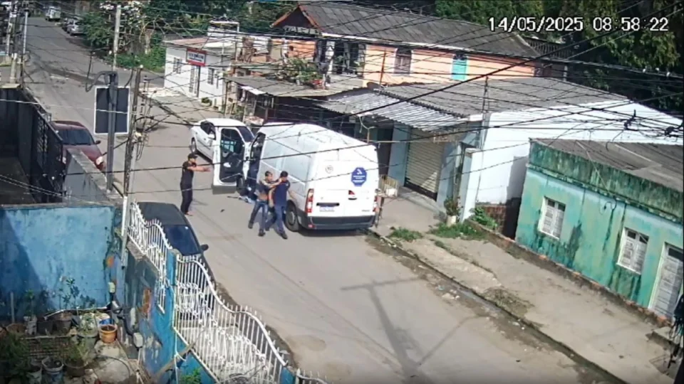 Trabalhadores são sequestrados à luz do dia por criminosos armados em Manaus; veja vídeo