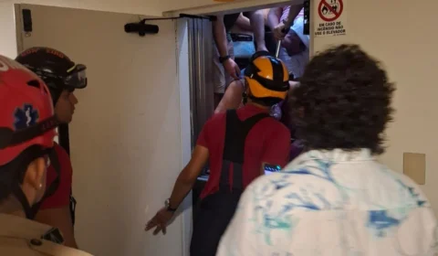 Turistas ficam presos em elevador de hotel no Centro de Manaus