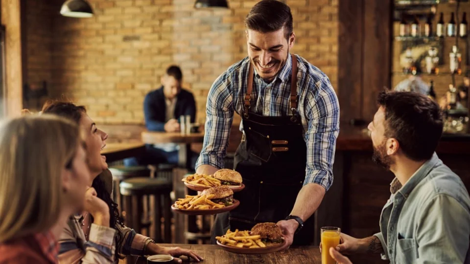 Boas maneiras à mesa: é certo ajudar o garçom a tirar os pratos? entenda o que isso significa