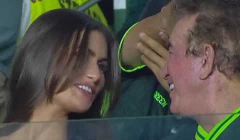 VÍDEO: Amado Batista vira assunto na web após flagra com a esposa durante partida