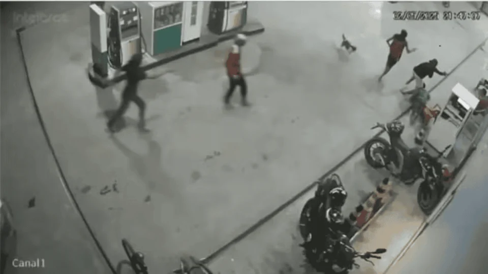 Assalto com facão e armas de fogo aterroriza posto de combustíveis no interior do Acre