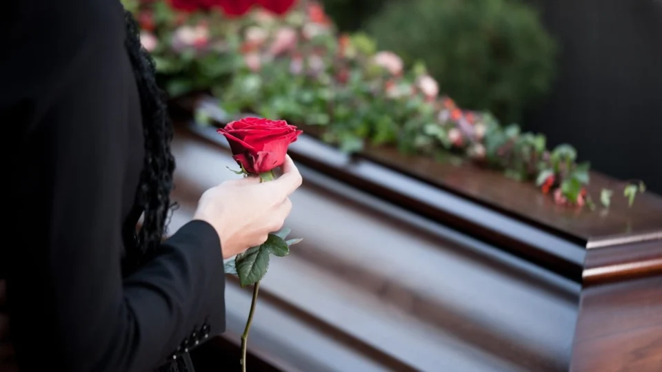 Caixão com corpo cai de carro funerário em movimento em Manaus; veja