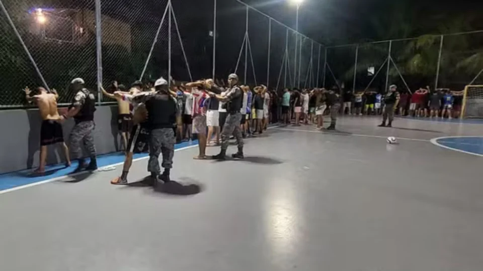 Polícia encerra campeonato de futsal com premiação de maconha em Manaus