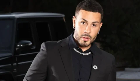 Carlinhos Maia discute com fãs que acamparam na frente do Rancho: ‘cê tá me irritando’