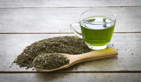 Chá verde ajuda a desinchar mesmo? Descubra a verdade e entenda os reais benefícios da bebida