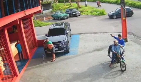 Criminosos assaltam dois homens e atiram para o alto em avenida movimentada de Manaus; veja vídeo
