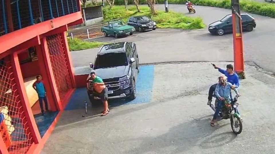 Criminosos assaltam dois homens e atiram para o alto em avenida movimentada de Manaus; veja vídeo