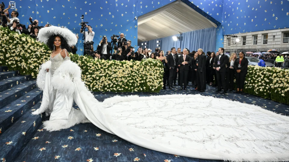 Met Gala 2025: veja os looks das estrelas e acompanhe ao vivo