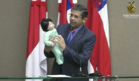 Deputado do AM se revolta com ‘mães’ de bebê reborn e propõe fiscalização; veja vídeo