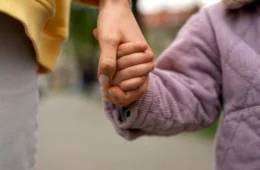 Dia Nacional da Adoção: como funciona o processo legal de adoção no Brasil?