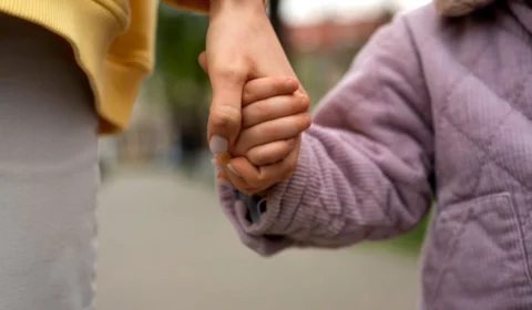 Dia Nacional da Adoção: como funciona o processo legal de adoção no Brasil?