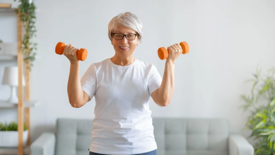 Treino semanal simples para quem quer emagrecer sem academia