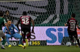 Flamengo vence Palmeiras e diminui distância na liderança; veja gols e polêmicas