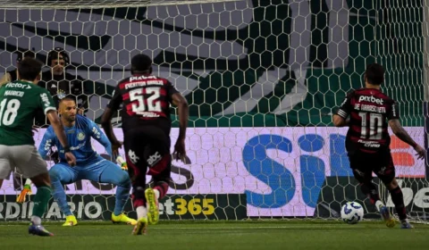 Flamengo vence Palmeiras e diminui distância na liderança; veja gols e polêmicas