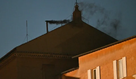 Fumaça preta no Vaticano: sem papa eleito, cardeais dão seguimento ao conclave nesta quinta (8)