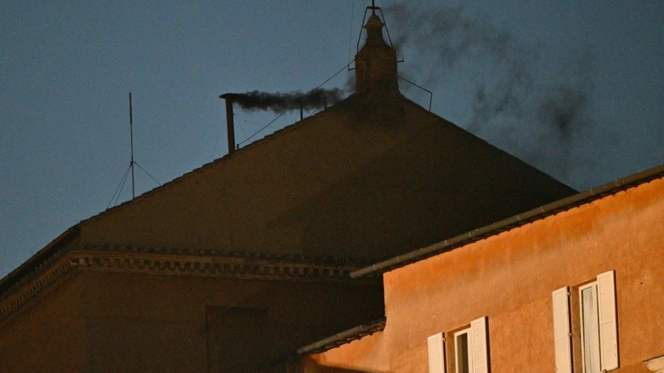 Fumaça preta no Vaticano: sem papa eleito, cardeais dão seguimento ao conclave nesta quinta (8)