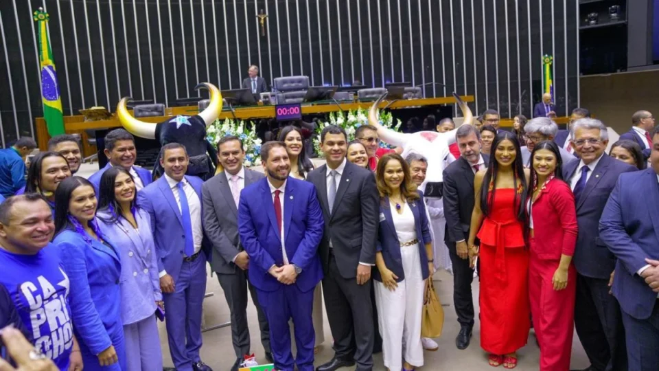 Bois Garantido e Caprichoso são homenageados na Câmara dos Deputados em Brasília